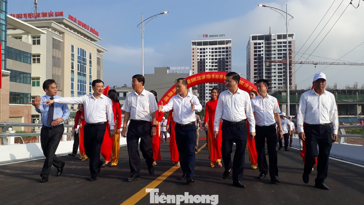 Thông xe cầu vượt trị giá 175 tỷ đồng ở thành phố Bắc Giang ảnh 1