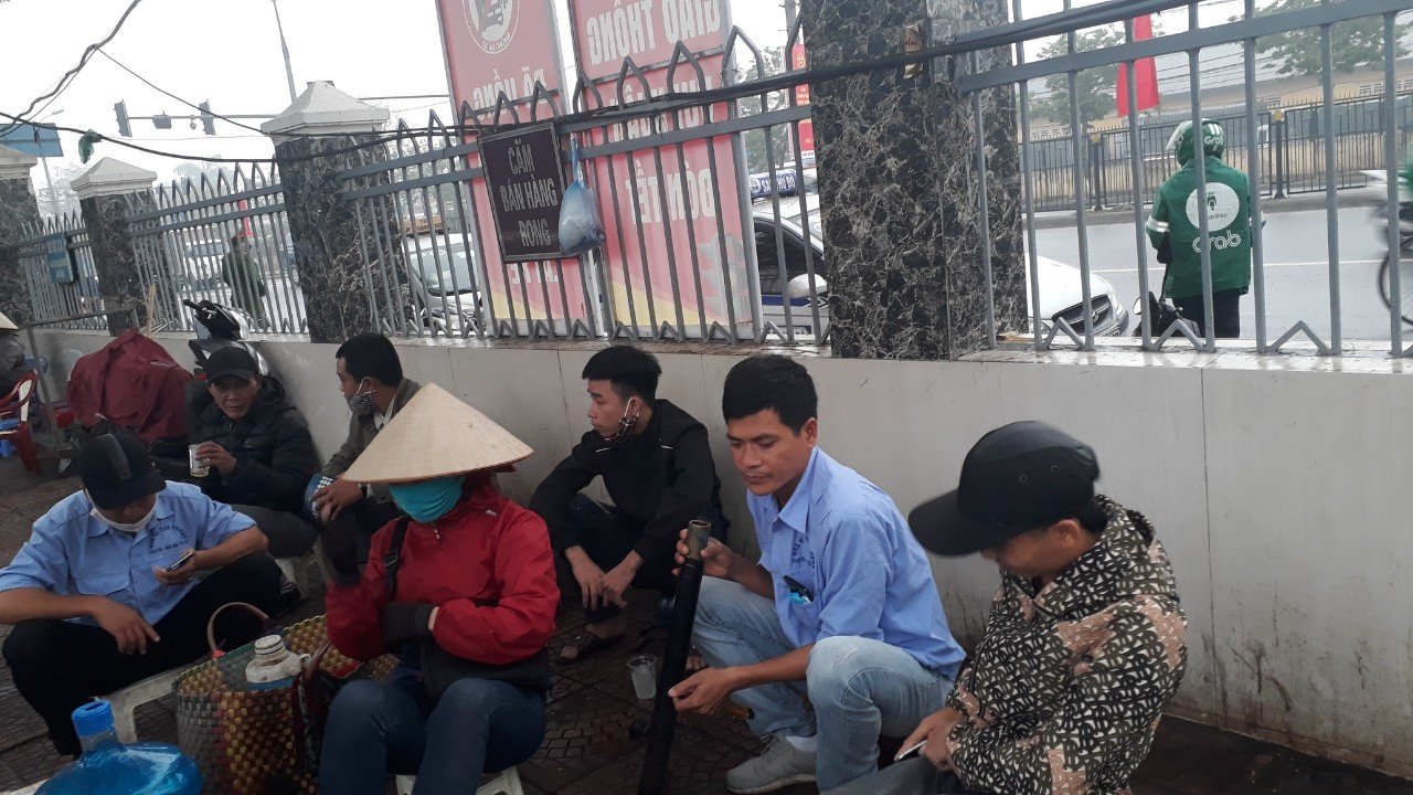 Ngày đầu thực hiện đeo khẩu trang nơi công cộng: Bến xe, hành khách lơ là ảnh 10