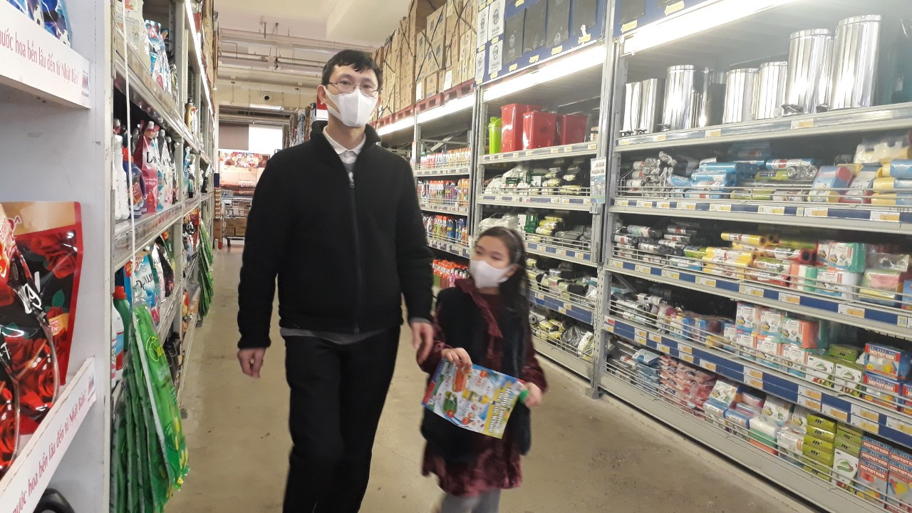 Người dân Thủ đô đồng loạt đeo khẩu trang tại bệnh viện, bến xe, siêu thị ảnh 8