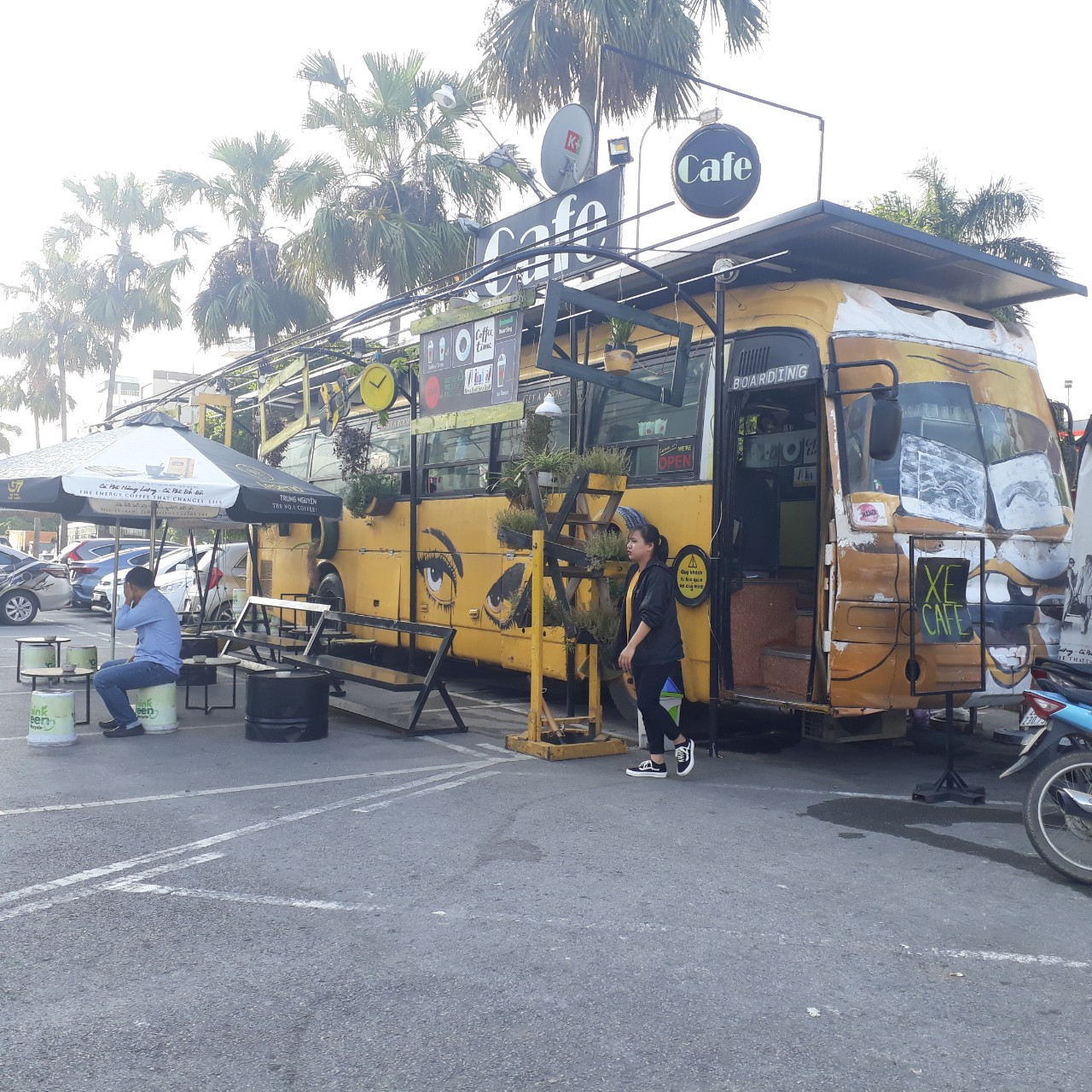 Độc đáo quán cà phê sáng chế từ xe buýt hỏng ảnh 2