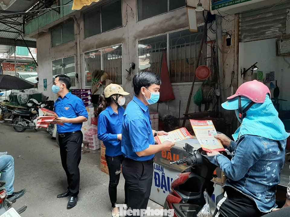 Bắc Giang xử phạt hàng chục người không đeo khẩu trang nơi công cộng ảnh 1