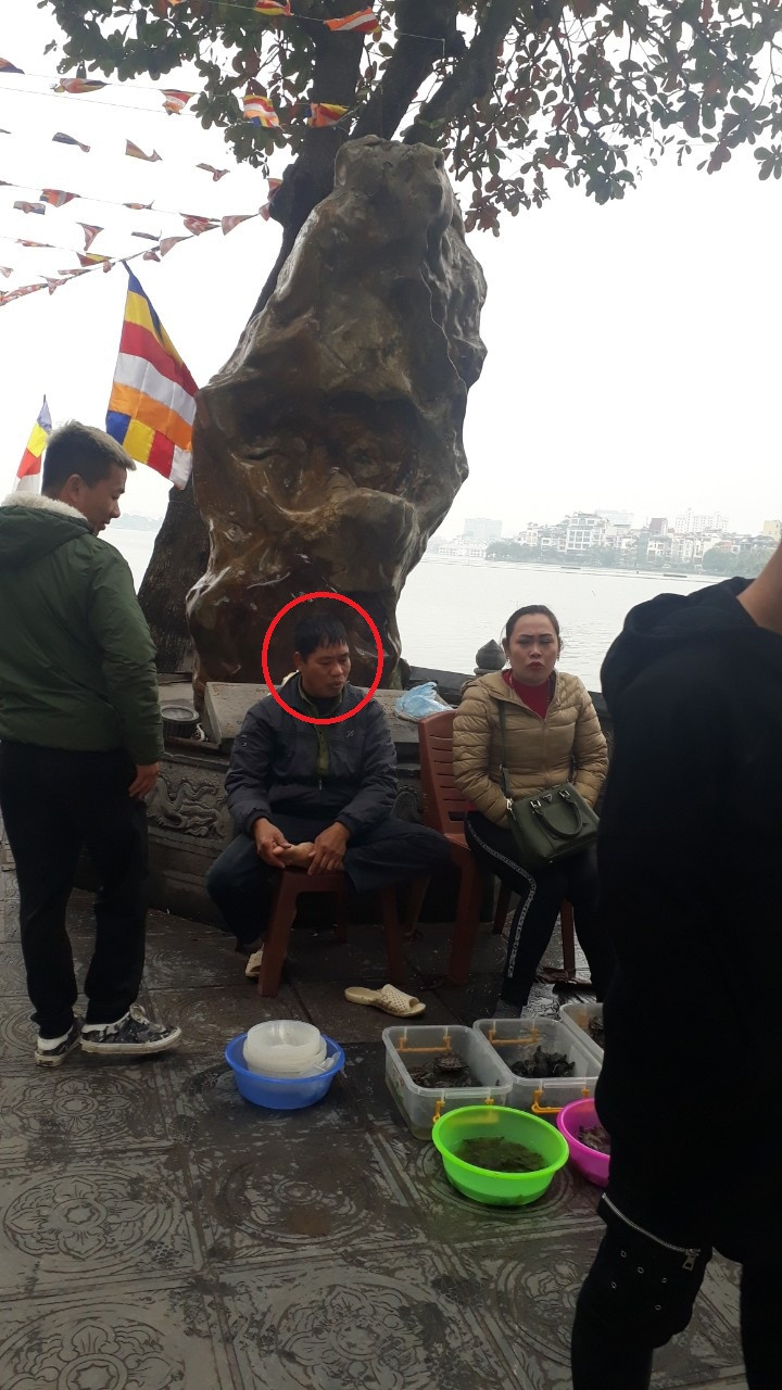 Tái diễn cảnh vợt rùa, bắt cá vừa phóng sinh ở chùa Trấn Quốc ảnh 7