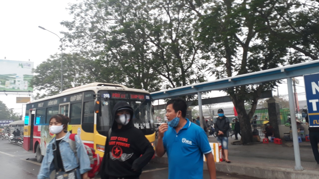 Ngày đầu thực hiện đeo khẩu trang nơi công cộng: Bến xe, hành khách lơ là ảnh 7