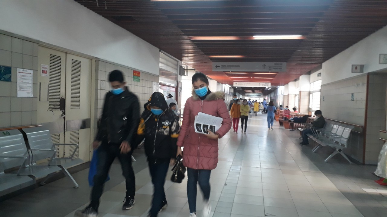 Người dân Thủ đô đồng loạt đeo khẩu trang tại bệnh viện, bến xe, siêu thị ảnh 3