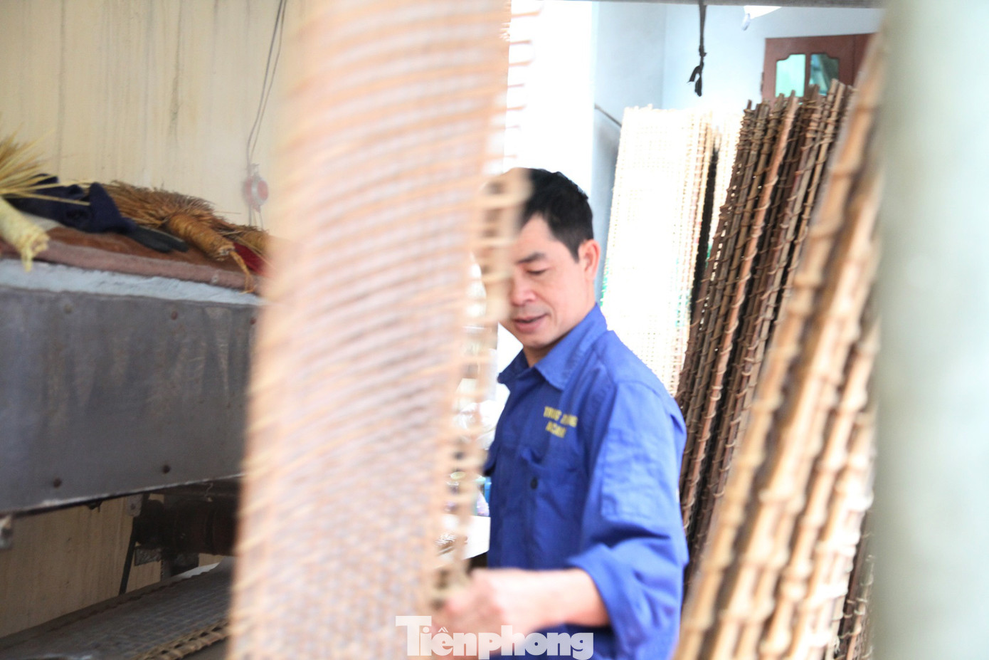Mỗi ngày, gia đình anh làm khoảng 8.000 chiếc bánh đa nem bằng máy Gia đình anh Dùng sử dụng thang máy để đưa bánh đa nem lên phởi ở trên tầng cao Làng nghề bánh đa nem Thổ Hà tất bật vào vụ Tết ảnh 11