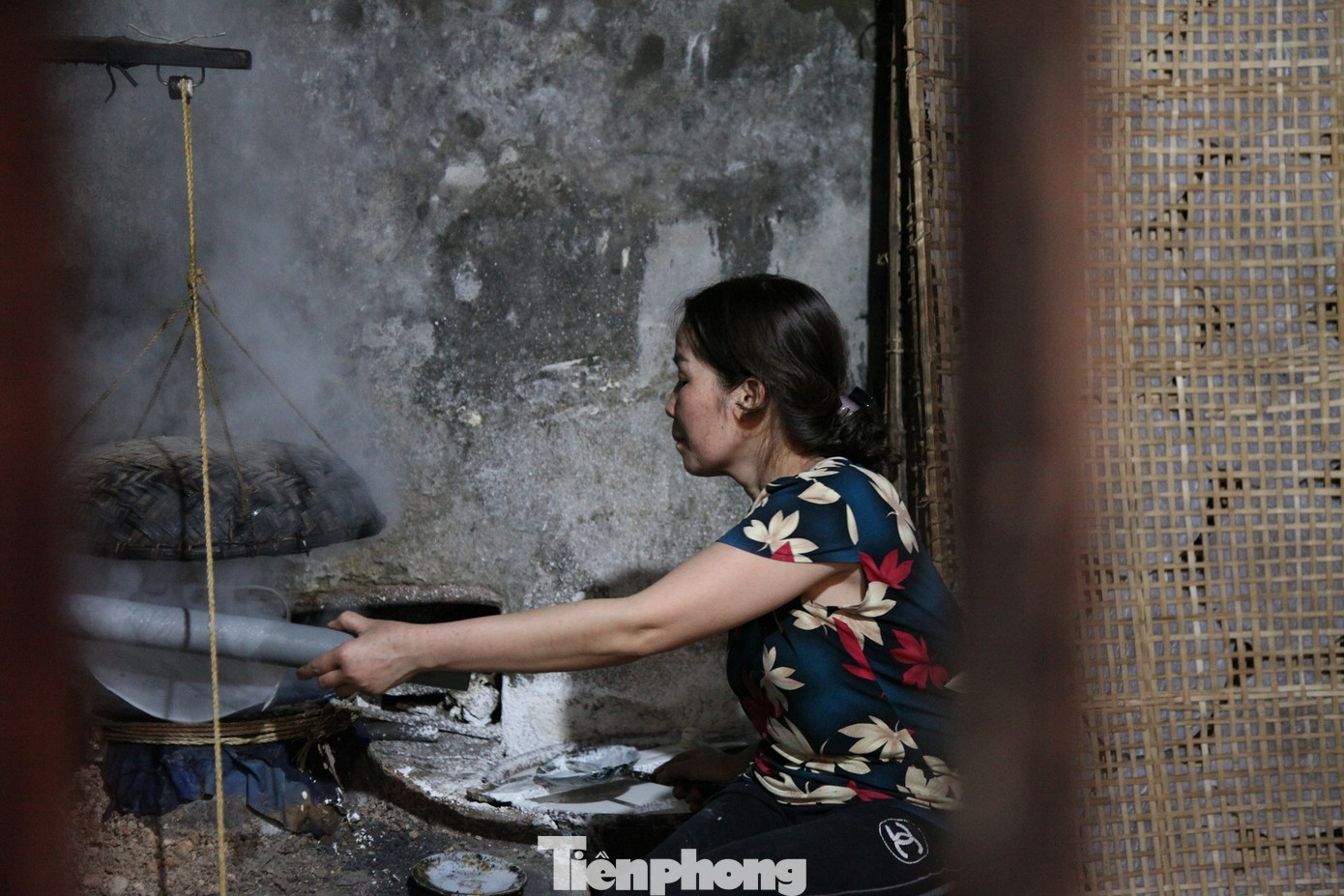 Chị Hòa là người duy nhất ở làng Thổ Hà còn làm bánh đa nem thủ công Làng nghề bánh đa nem Thổ Hà tất bật vào vụ Tết ảnh 6