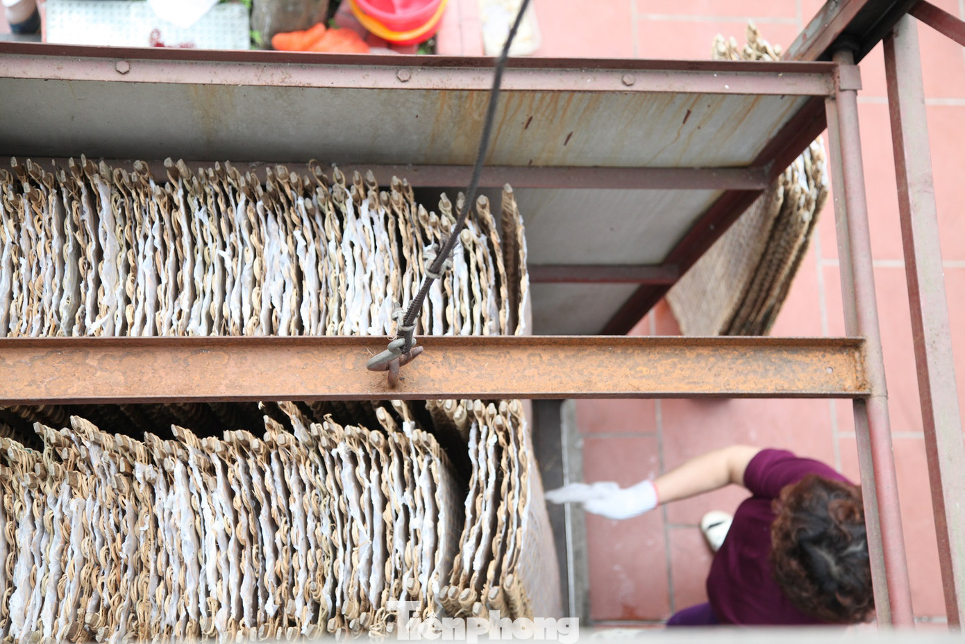Gia đình anh Dùng sử dụng thang máy để đưa bánh đa nem lên phởi ở trên tầng cao Làng nghề bánh đa nem Thổ Hà tất bật vào vụ Tết ảnh 12