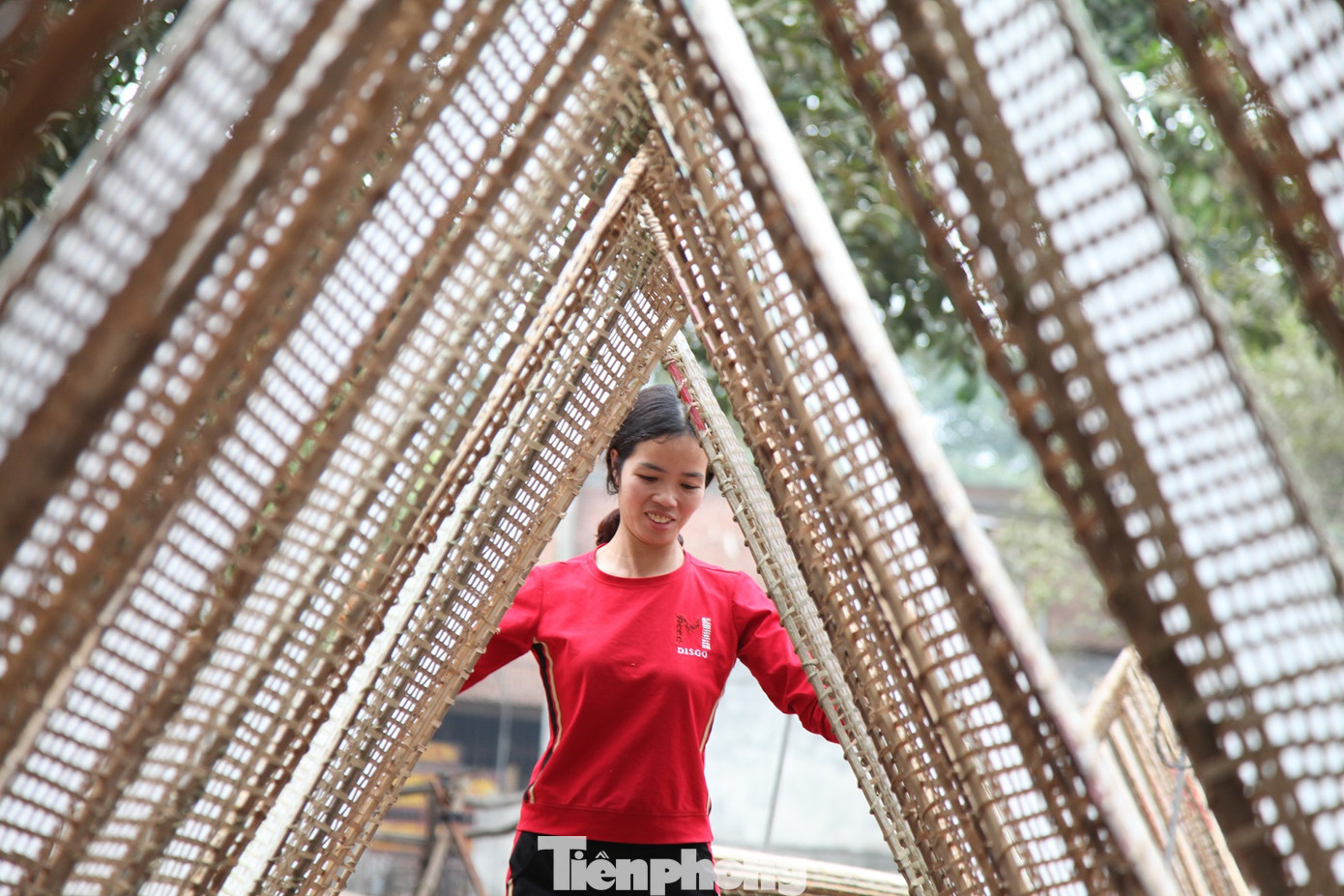Người làng Thổ Hà phơi bánh đa nem bán dịp Tết Bánh đa nem Thổ Hà được tiêu thụ ở nhiều tỉnh phía Bắc Tháng Tết, cả làng Thổ Hà sản xuất khoảng 150.000 chiếc bánh đa nem/ngày Làng nghề bánh đa nem Thổ Hà tất bật vào vụ Tết ảnh 3
