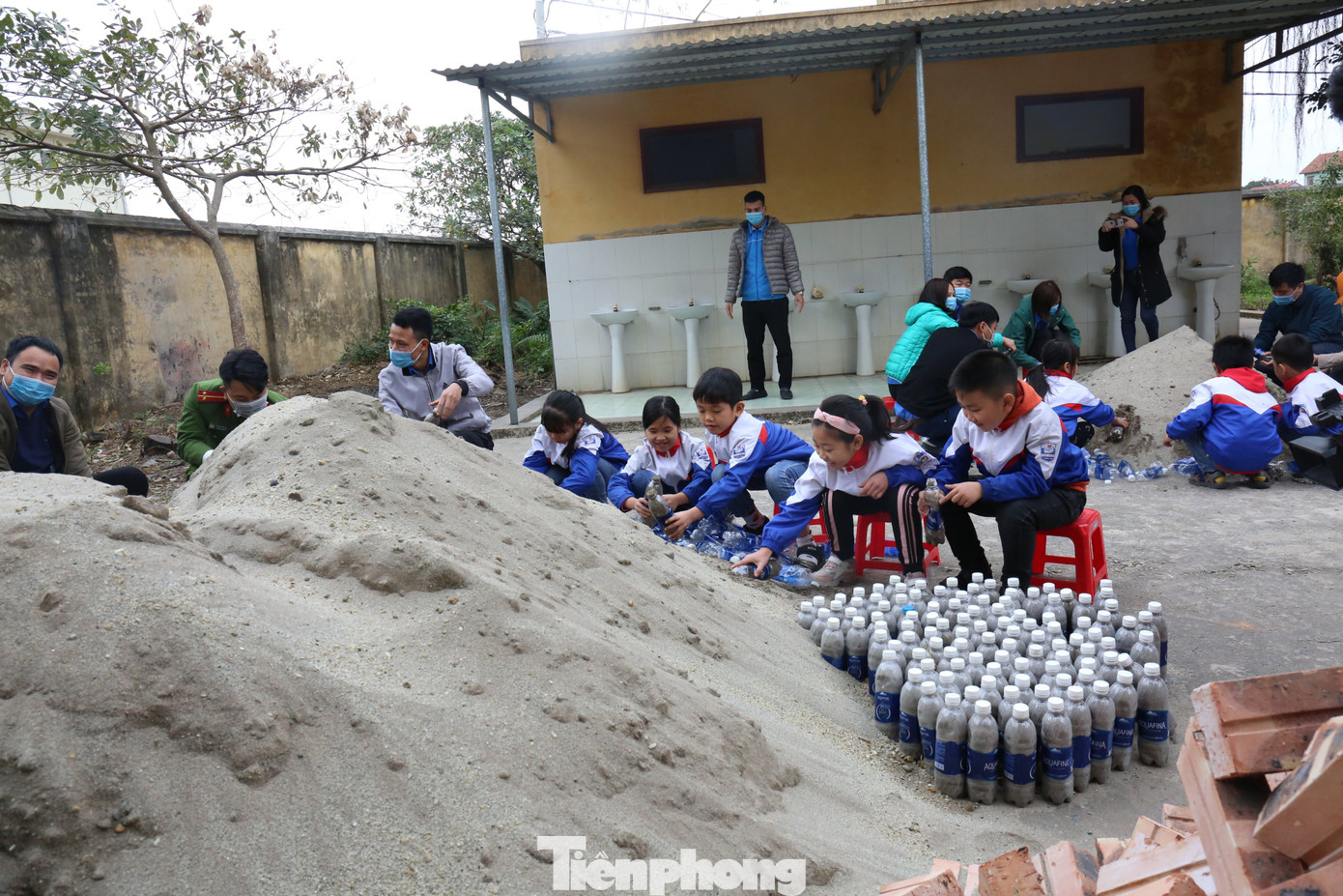 Xây nhà vệ sinh làm bằng chai nhựa bỏ đi ảnh 1