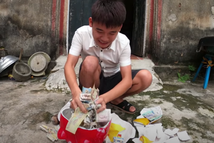 Con trai bà Tân Vlog bị phạt 10 triệu đồng vì làm clip lấy cắp tiền trong heo đất ảnh 2