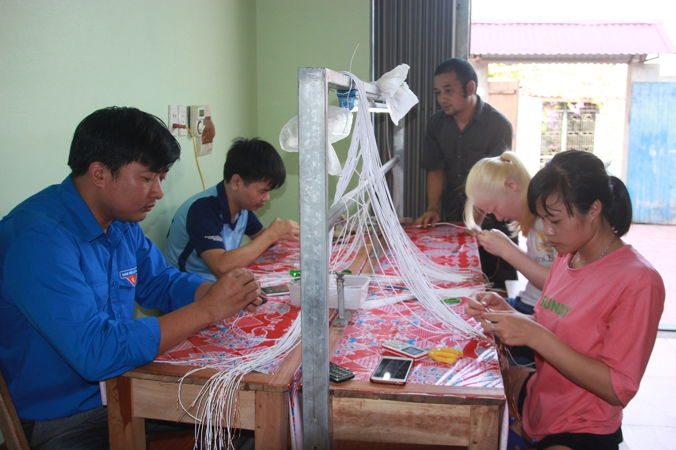 Cảm động nhóm bạn khuyết tật vượt khó bằng việc làm tai nghe, xâu vòng tay ảnh 1