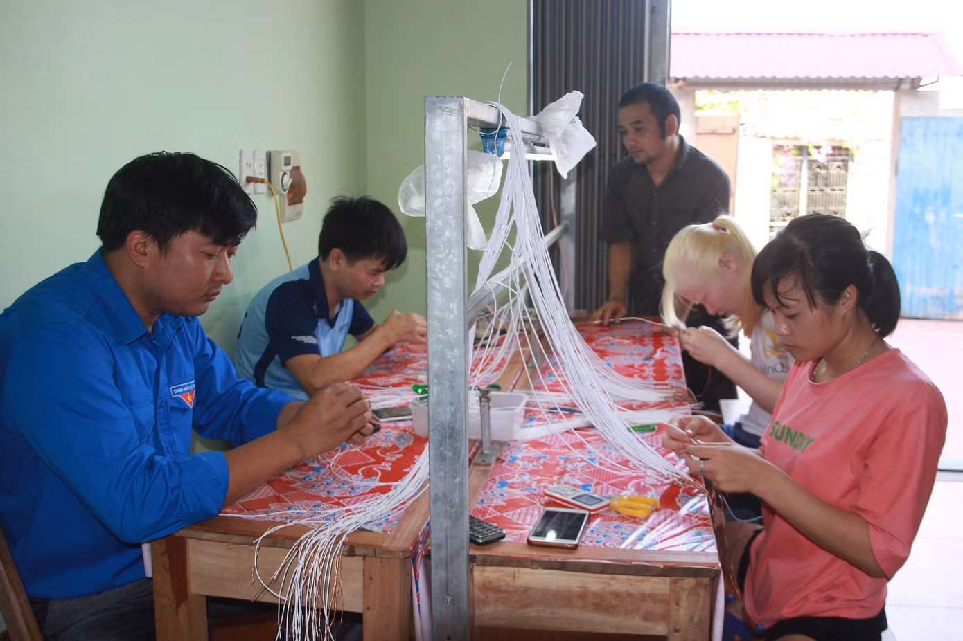 Cảm động nhóm bạn khuyết tật vượt khó bằng việc làm tai nghe, xâu vòng tay ảnh 1
