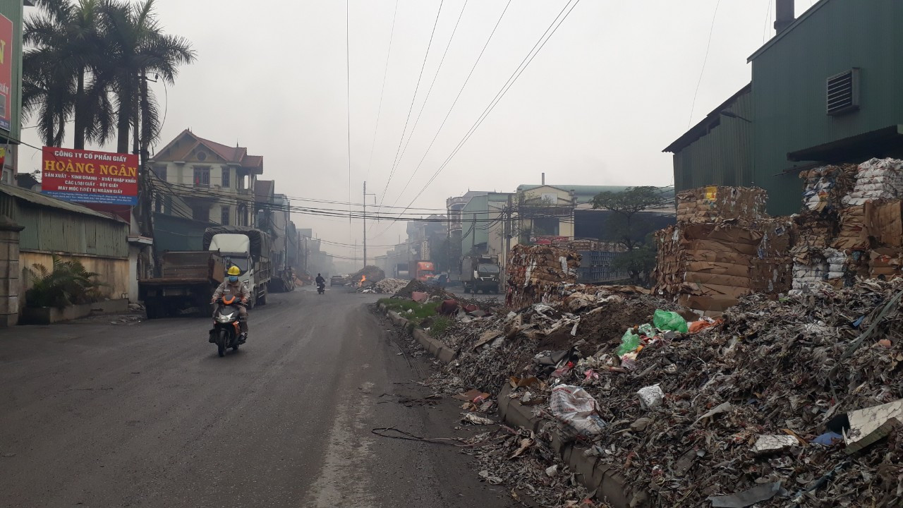 Cảnh dòng sông Ngũ Huyện Khê ô nhiễm như bãi sình lầy đổ ra sông Cầu ảnh 4