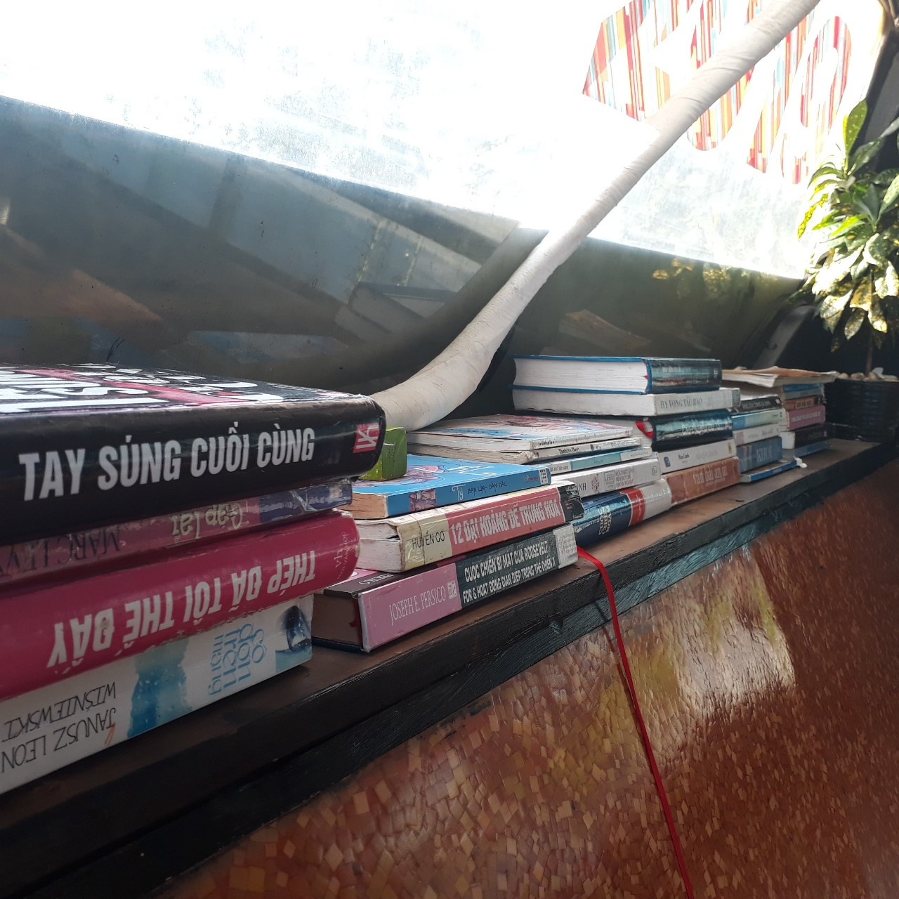 Độc đáo quán cà phê sáng chế từ xe buýt hỏng ảnh 8