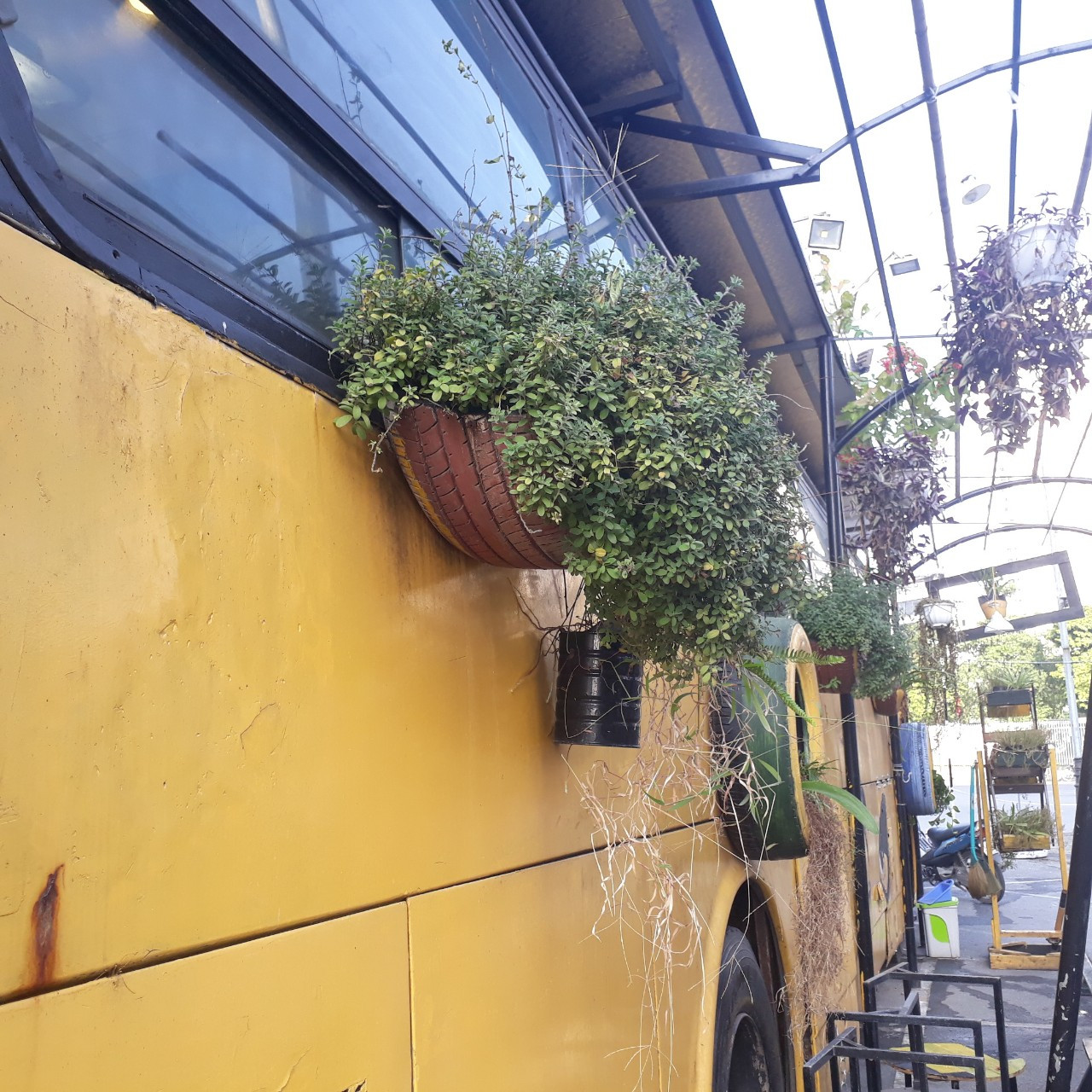 Độc đáo quán cà phê sáng chế từ xe buýt hỏng ảnh 5