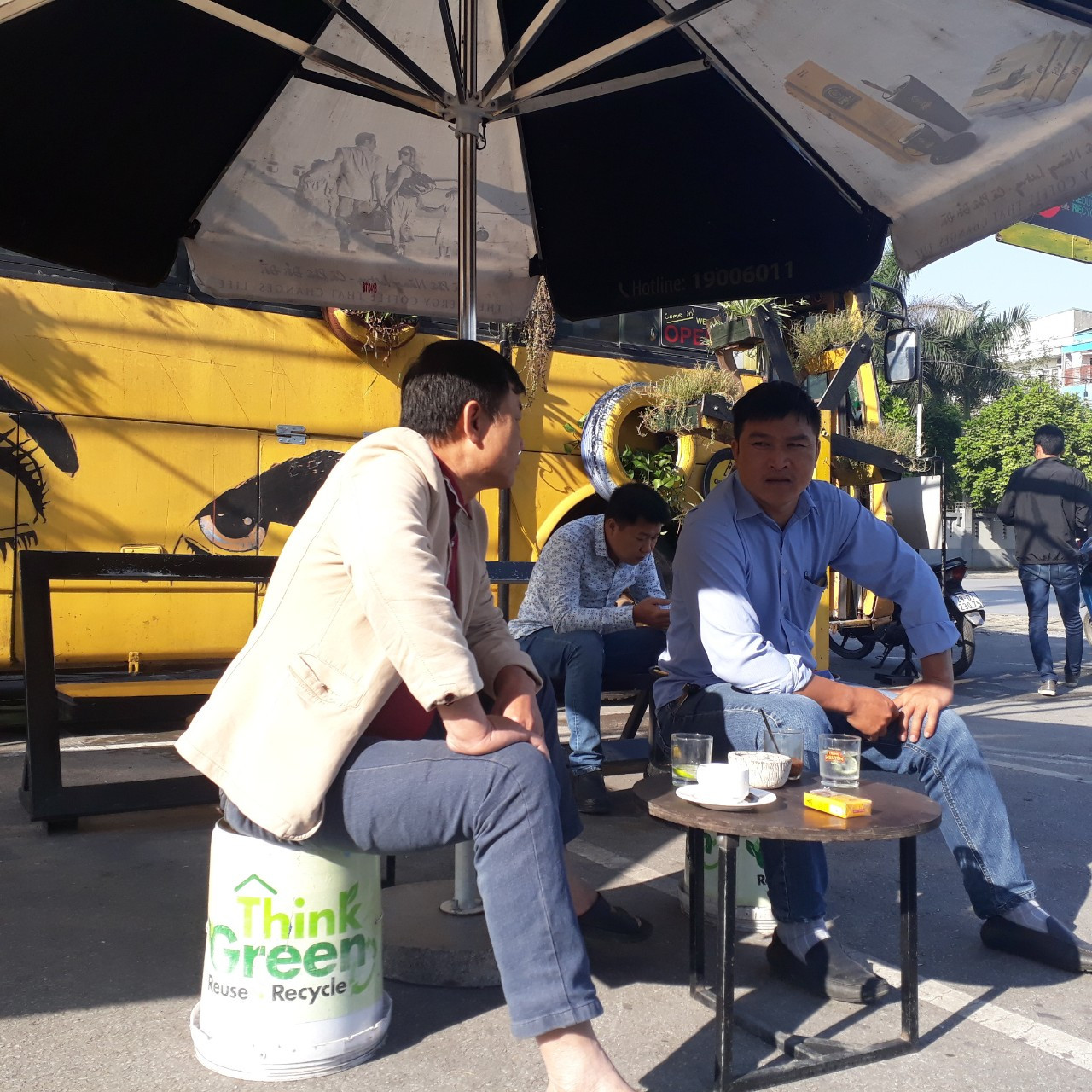 Độc đáo quán cà phê sáng chế từ xe buýt hỏng ảnh 6