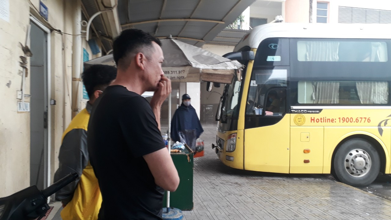 Ngày đầu thực hiện đeo khẩu trang nơi công cộng: Bến xe, hành khách lơ là ảnh 11