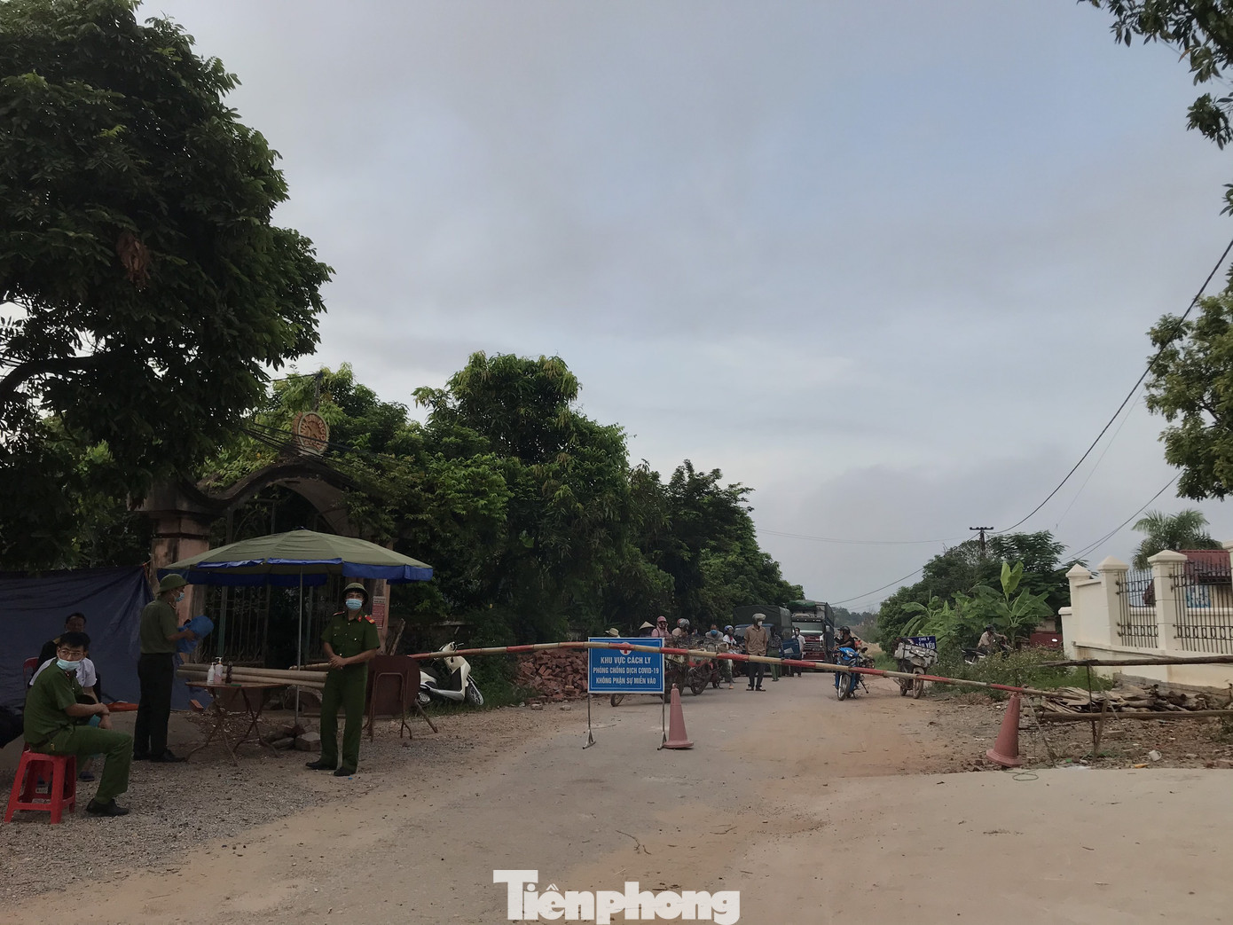 Người dân trong ổ dịch COVID – 19 ở Bắc Giang 'vỡ òa' khi dỡ phong tỏa ảnh 2