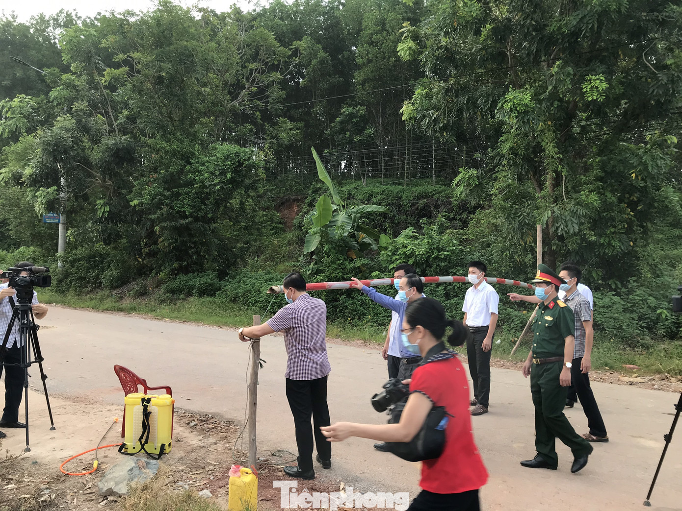 Người dân trong ổ dịch COVID – 19 ở Bắc Giang 'vỡ òa' khi dỡ phong tỏa ảnh 3