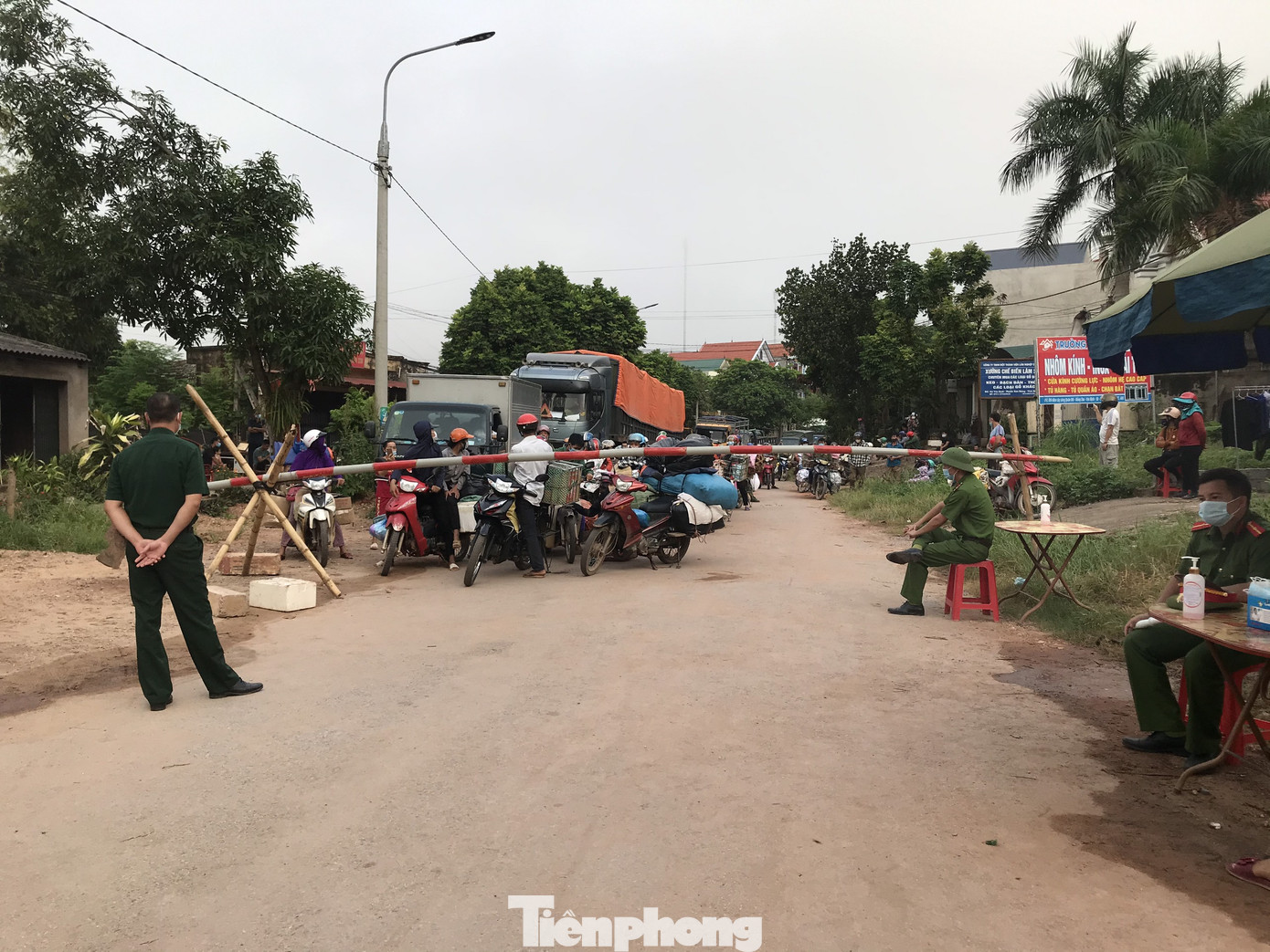 Người dân trong ổ dịch COVID – 19 ở Bắc Giang 'vỡ òa' khi dỡ phong tỏa ảnh 1