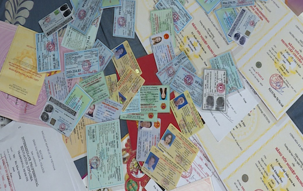 Tạm giữ nhóm đối tượng làm giả giấy tờ chiếm đoạn hơn 70 xế hộp ảnh 2