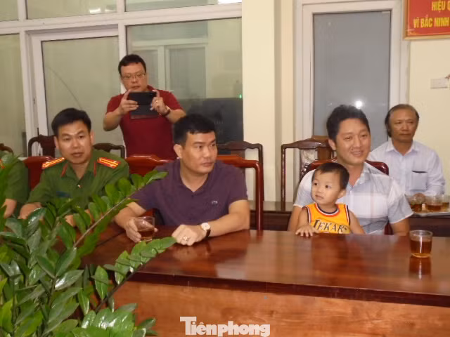 Nghẹn ngào khoảnh khắc bé trai bị bắt cóc ở Bắc Ninh đoàn tụ với gia đình ảnh 5