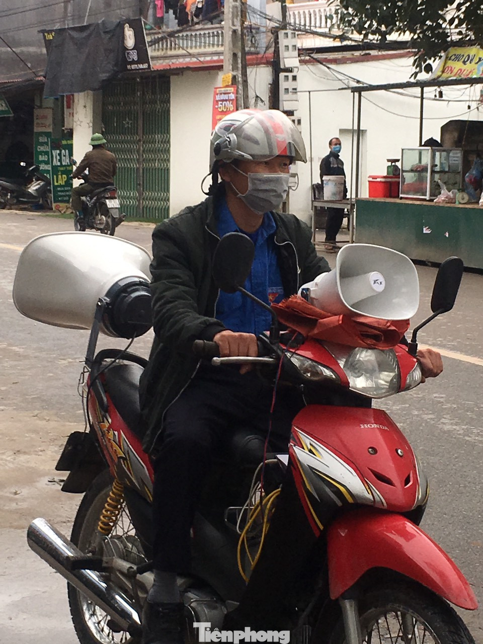 Đoàn viên dùng loa di động tuyên truyền phòng COVID-19 khắp ngõ xóm ảnh 6