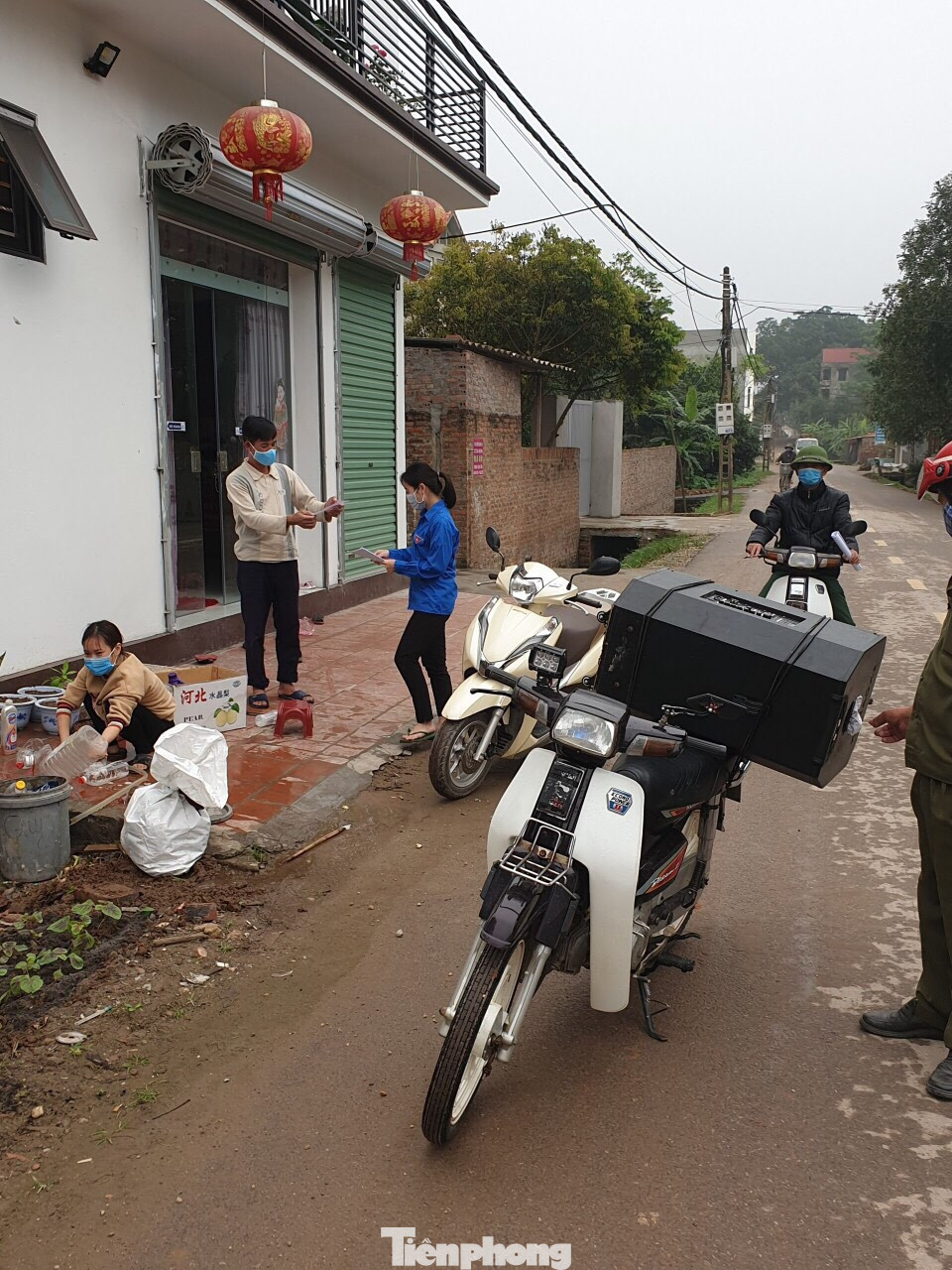 Đoàn viên dùng loa di động tuyên truyền phòng COVID-19 khắp ngõ xóm ảnh 4