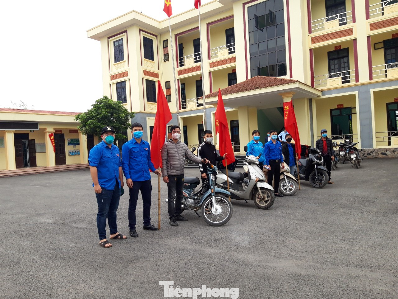 Đoàn viên dùng loa di động tuyên truyền phòng COVID-19 khắp ngõ xóm ảnh 1