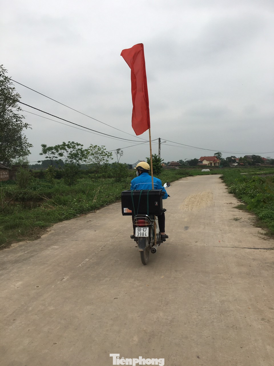 Đoàn viên dùng loa di động tuyên truyền phòng COVID-19 khắp ngõ xóm ảnh 3