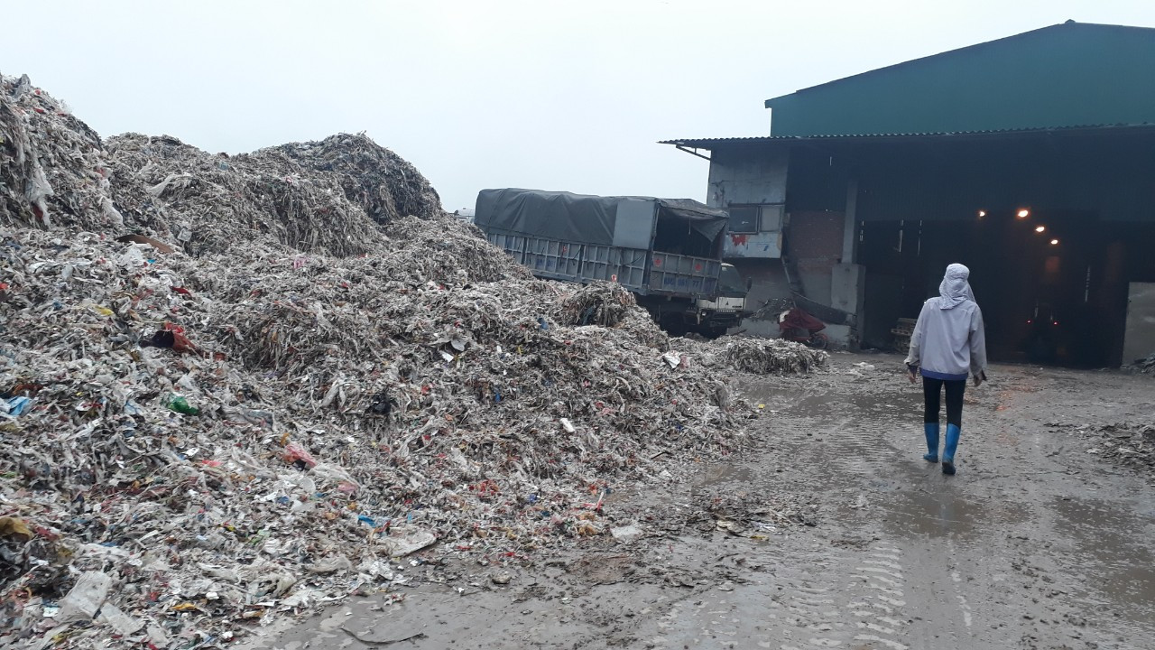 Cảnh dòng sông Ngũ Huyện Khê ô nhiễm như bãi sình lầy đổ ra sông Cầu ảnh 8