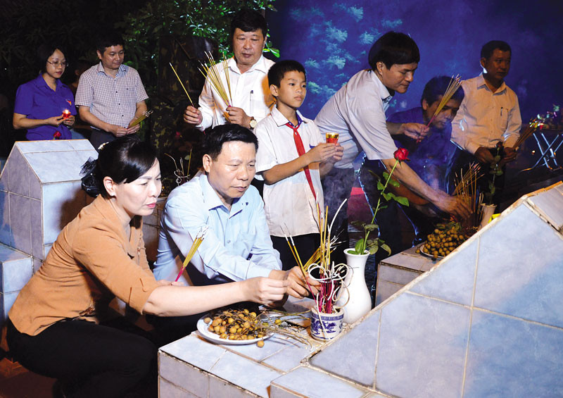 Hơn 1.000 đoàn viên, thanh niên Nha Trang thắp nến tri ân các anh hùng liệt sĩ ảnh 6