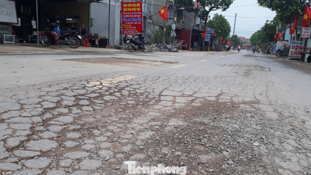 Đường 16 tỷ đồng vừa cải tạo nát bươm: 'Do xe tải và người dân... đổ nước' ảnh 3