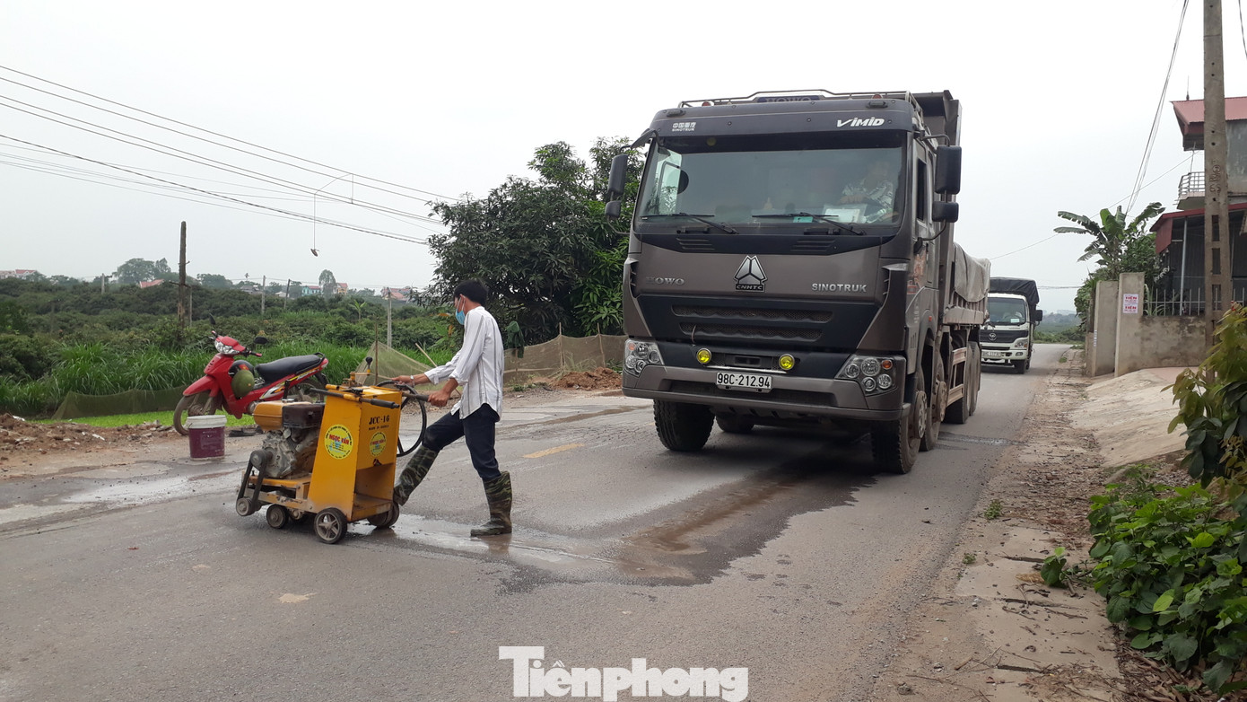 Đường 16 tỷ đồng vừa cải tạo nát bươm: 'Do xe tải và người dân... đổ nước' ảnh 2