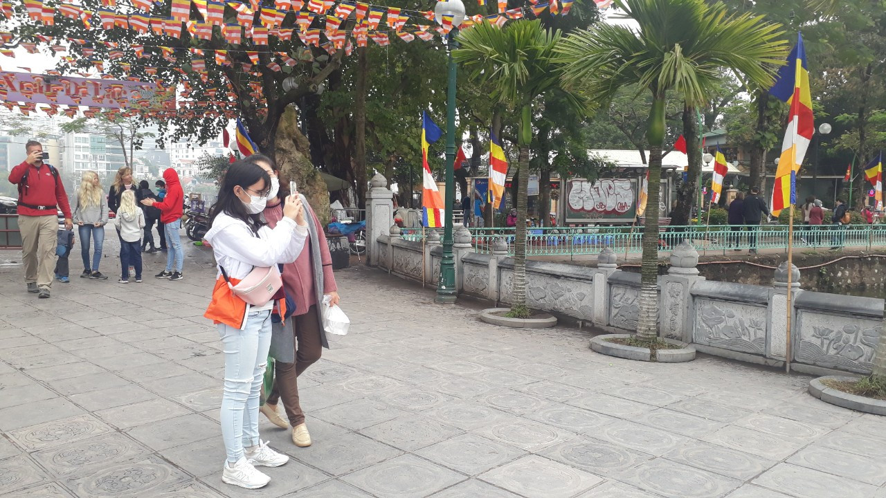 Tái diễn cảnh vợt rùa, bắt cá vừa phóng sinh ở chùa Trấn Quốc ảnh 9