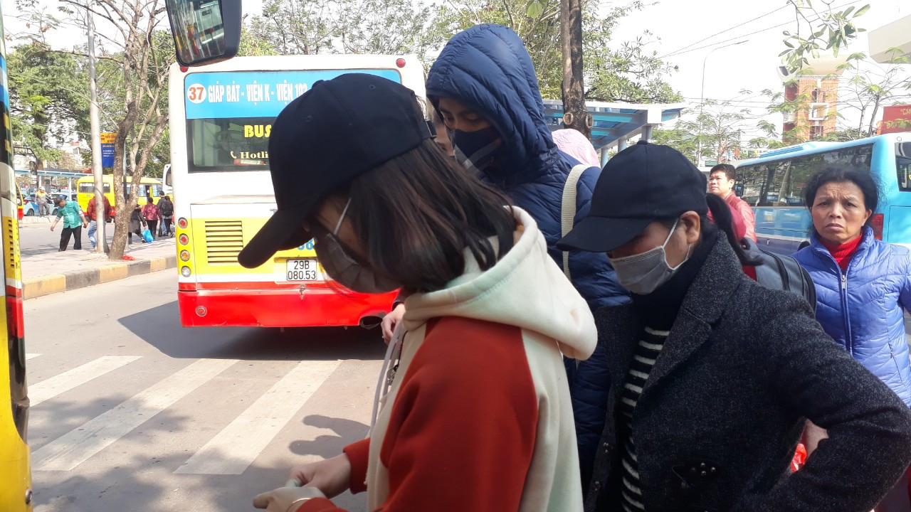 Người dân Thủ đô đồng loạt đeo khẩu trang tại bệnh viện, bến xe, siêu thị ảnh 6