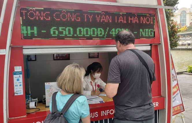 Lo ngại du khách nước ngoài ở Hà Nội không đeo khẩu trang nơi công cộng ảnh 10