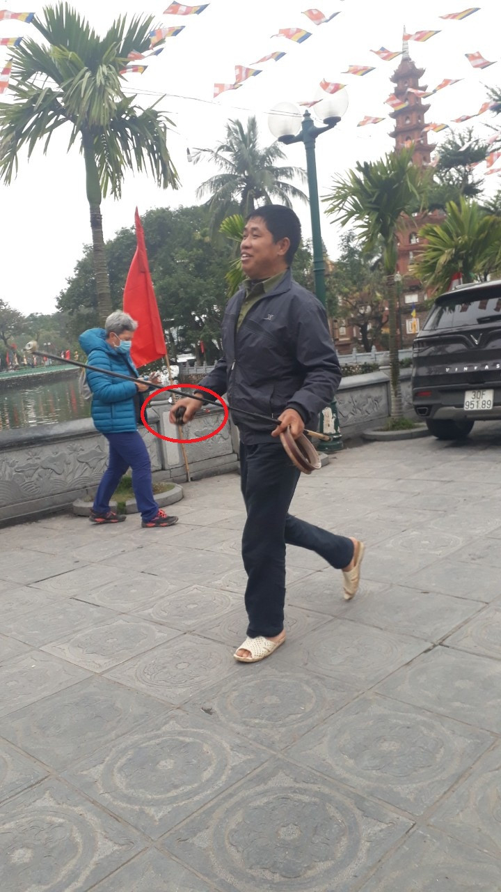 Tái diễn cảnh vợt rùa, bắt cá vừa phóng sinh ở chùa Trấn Quốc ảnh 6