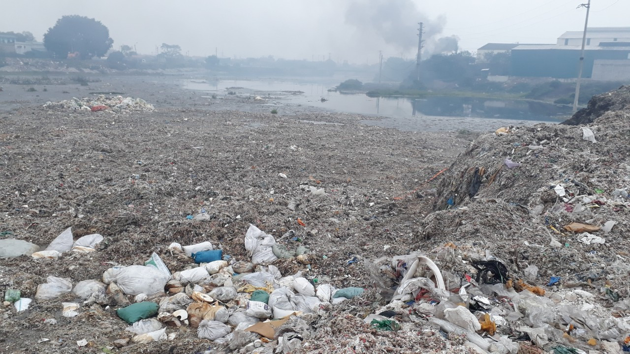 Cảnh dòng sông Ngũ Huyện Khê ô nhiễm như bãi sình lầy đổ ra sông Cầu ảnh 11