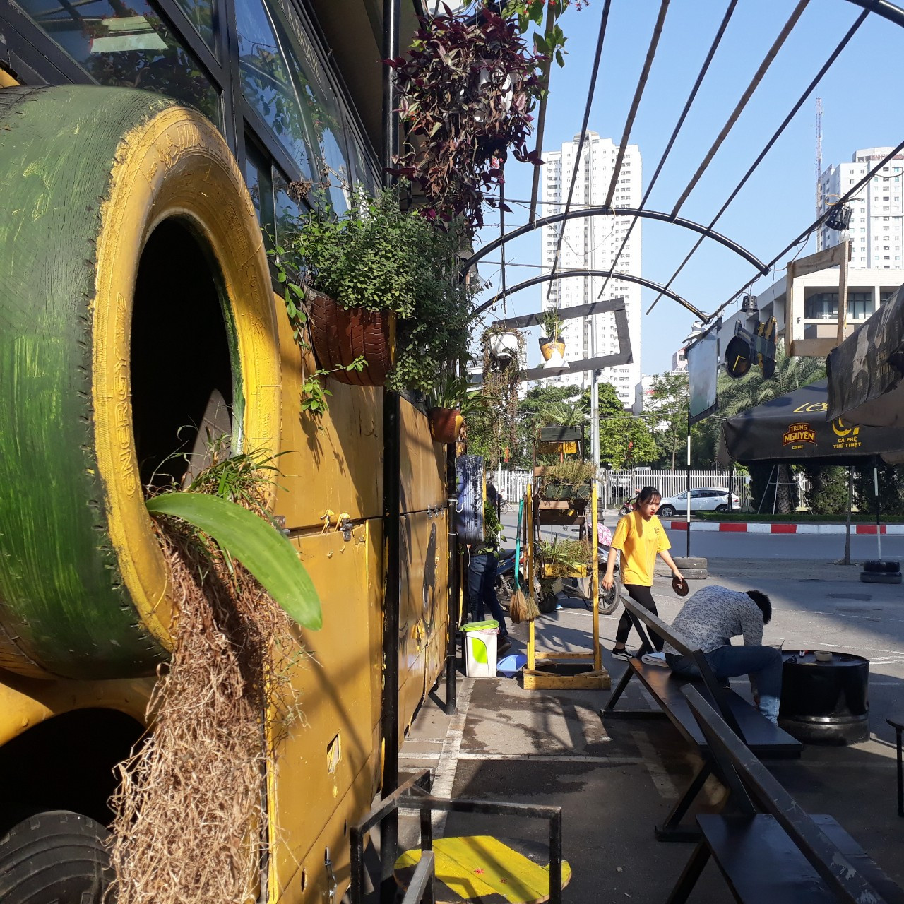 Độc đáo quán cà phê sáng chế từ xe buýt hỏng ảnh 4