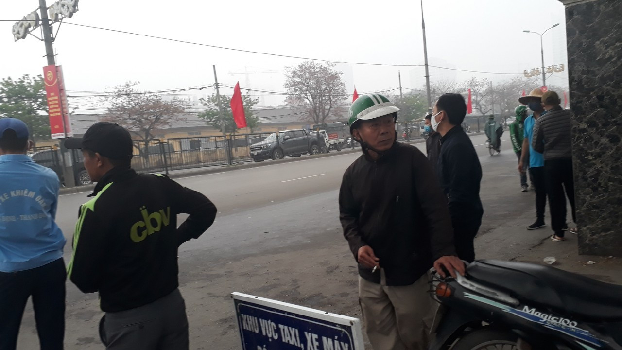 Ngày đầu thực hiện đeo khẩu trang nơi công cộng: Bến xe, hành khách lơ là ảnh 1