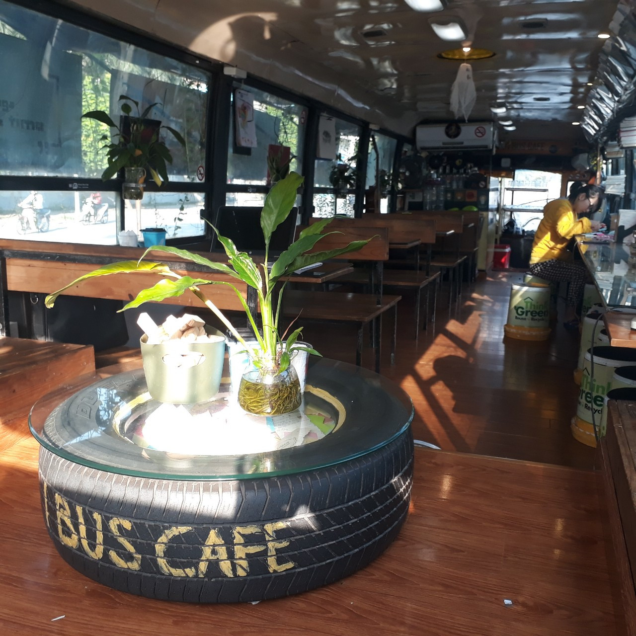 Độc đáo quán cà phê sáng chế từ xe buýt hỏng ảnh 3