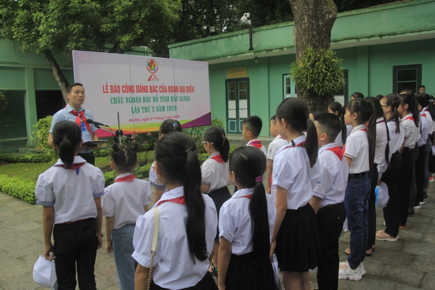 130 đại biểu Cháu ngoan Bác Hồ tỉnh Bắc Giang về Hà Nội báo công dâng Bác ảnh 1