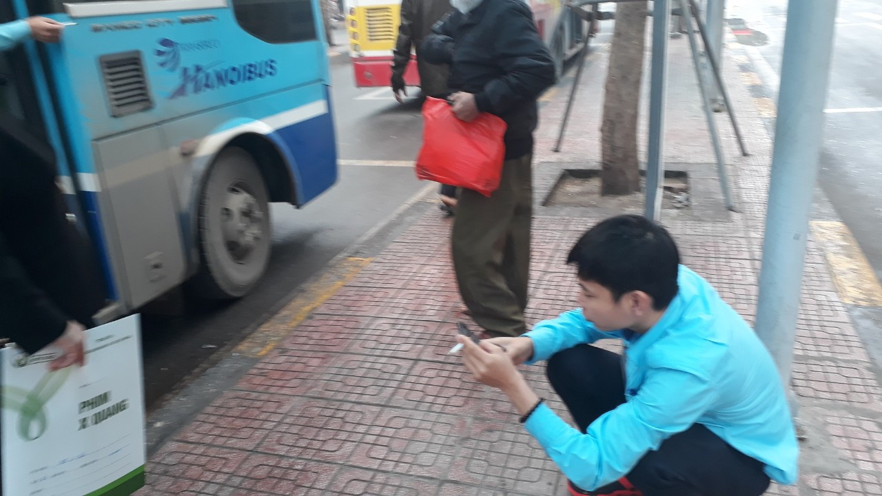 Ngày đầu thực hiện đeo khẩu trang nơi công cộng: Bến xe, hành khách lơ là ảnh 4