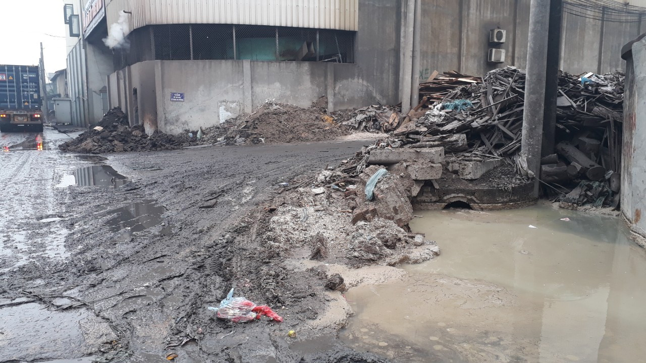 Cảnh dòng sông Ngũ Huyện Khê ô nhiễm như bãi sình lầy đổ ra sông Cầu ảnh 5