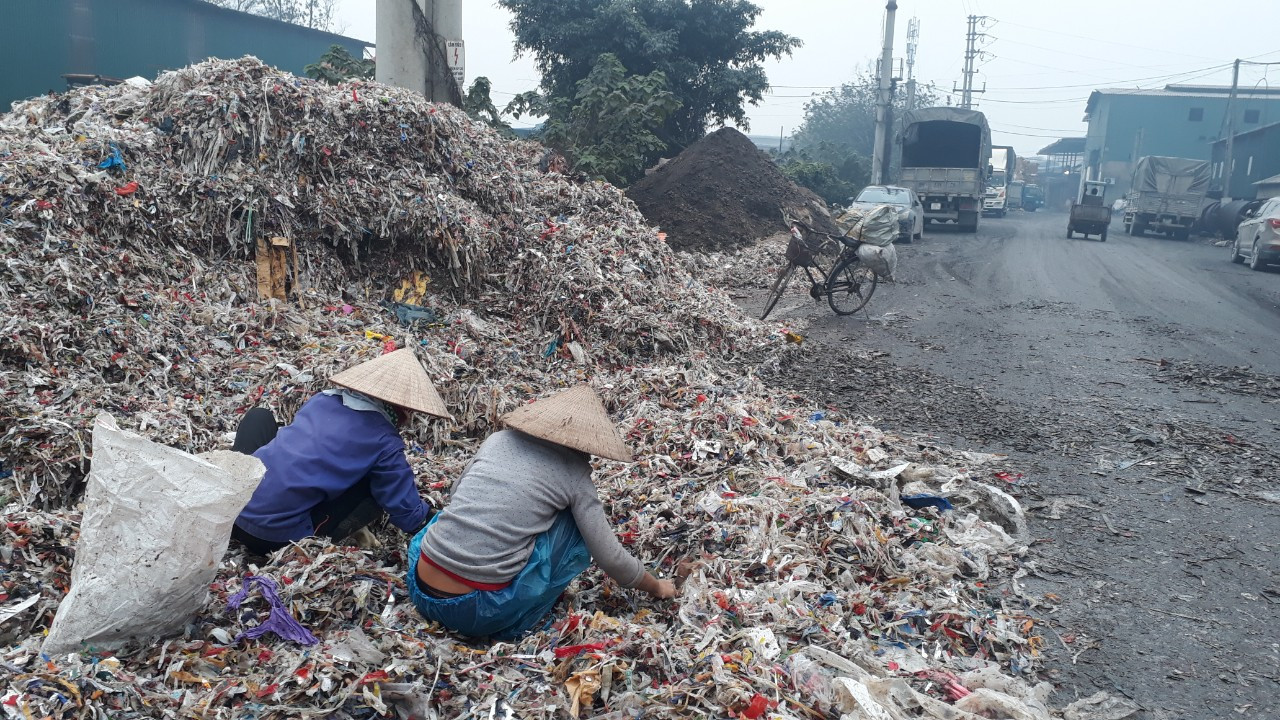 Cảnh dòng sông Ngũ Huyện Khê ô nhiễm như bãi sình lầy đổ ra sông Cầu ảnh 6