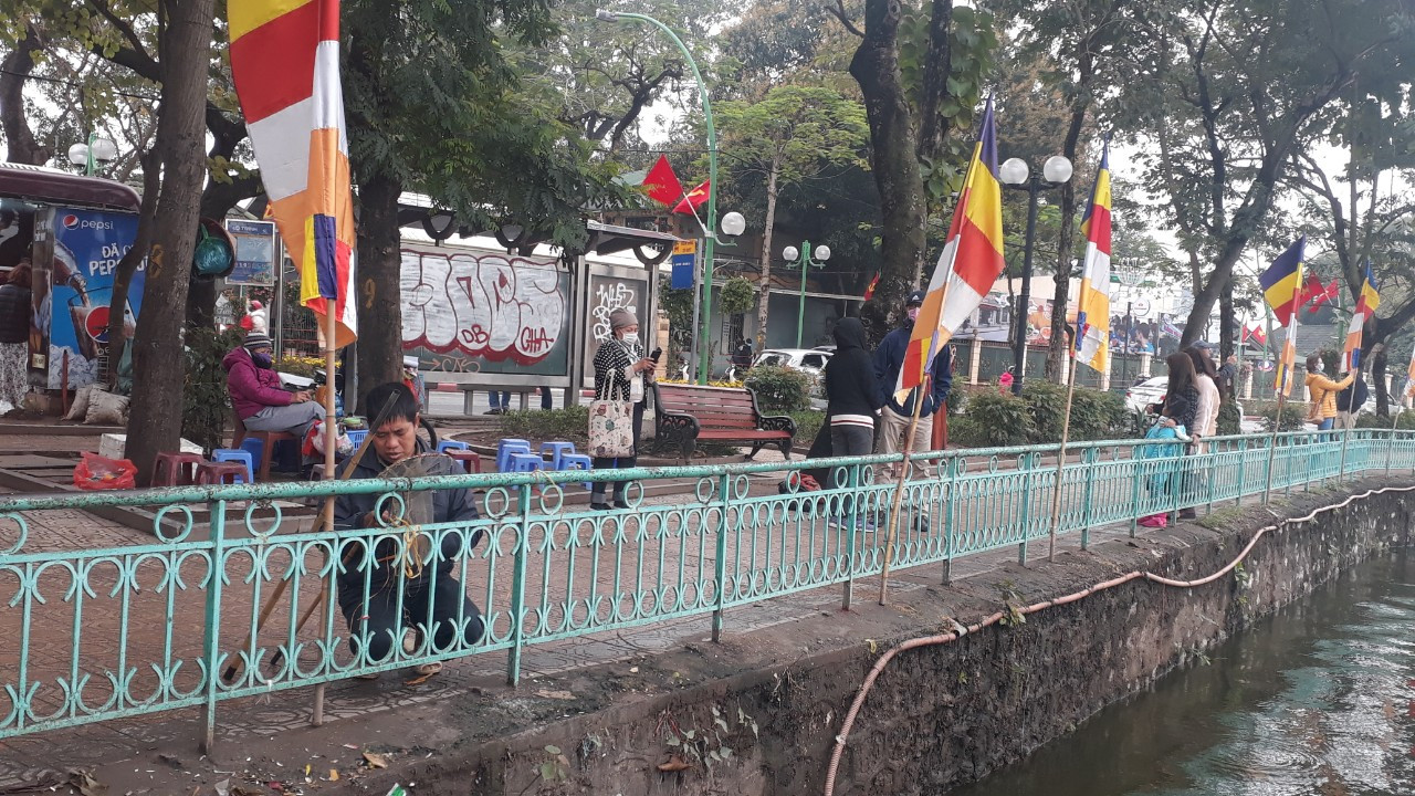 Tái diễn cảnh vợt rùa, bắt cá vừa phóng sinh ở chùa Trấn Quốc ảnh 2