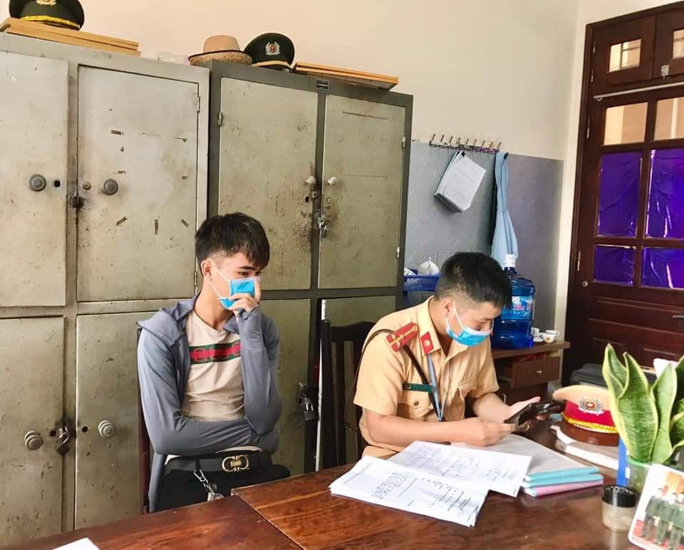 Xử lý thanh niên không đội mũ bảo hiểm, bốc đầu xe đăng clip lên mạng xã hội ảnh 1