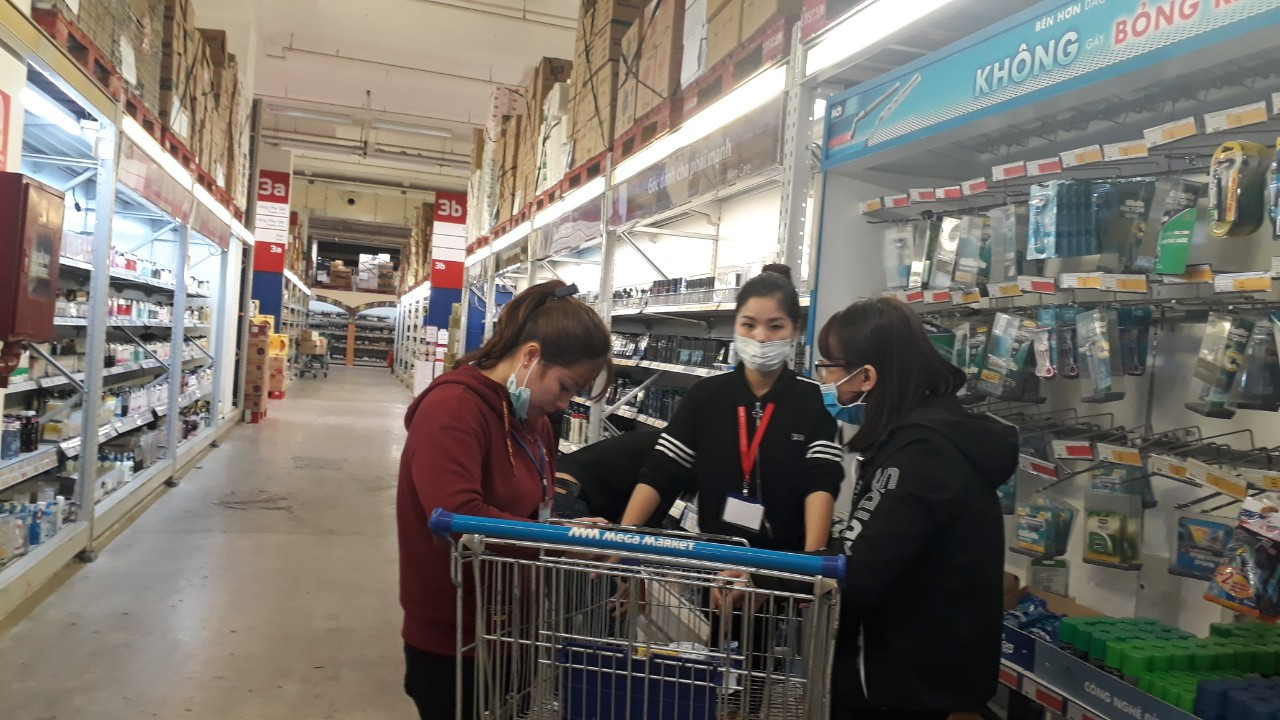 Người dân Thủ đô đồng loạt đeo khẩu trang tại bệnh viện, bến xe, siêu thị ảnh 9