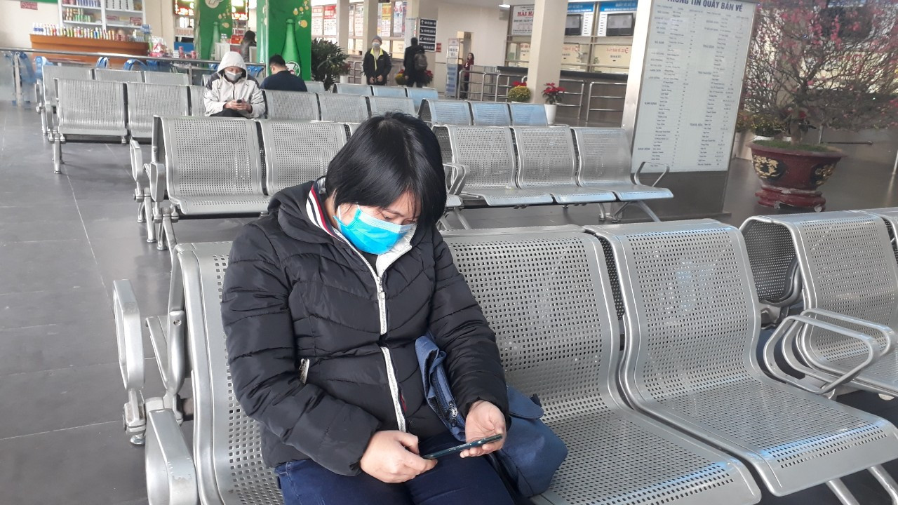 Người dân Thủ đô đồng loạt đeo khẩu trang tại bệnh viện, bến xe, siêu thị ảnh 7